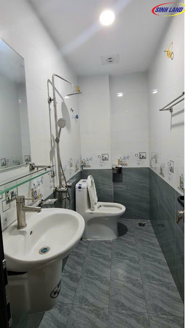 Thiết bị vệ sinh đẹp, nhà vệ sinh thiết kế rộng rãi.