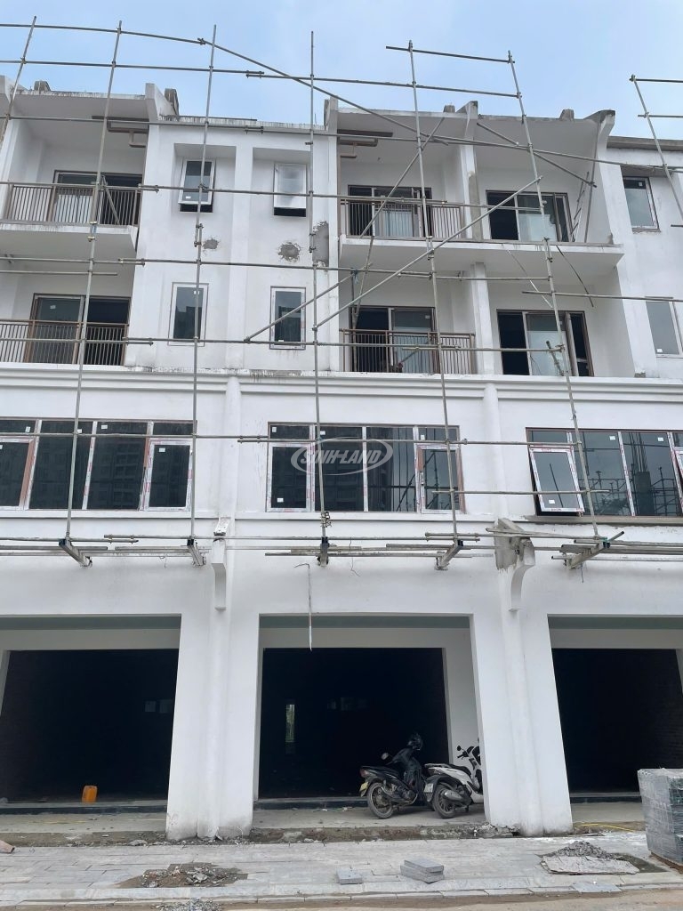 Nhà đang được hoàn thiện