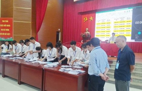 đấu giá xã hát môn
