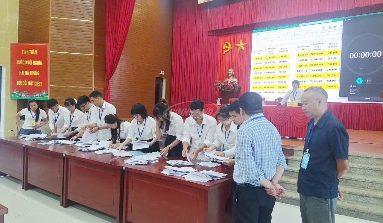 đấu giá xã hát môn