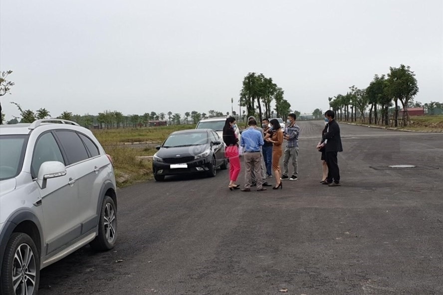 dẫn khách xem đất