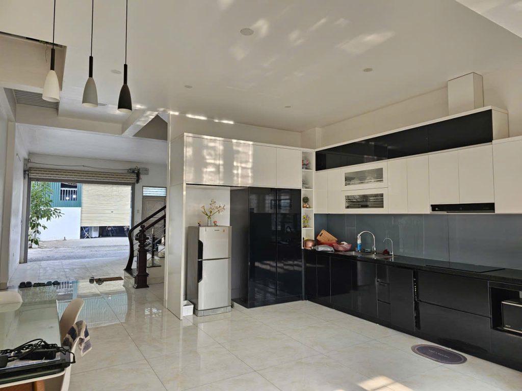 Bán nhà 5 tầng đất dịch vụ Yên Vĩnh